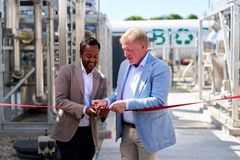 CEO Bertel Maigaard og Borgmester i Vesthimmerland Per Bach Laursen klipper snoren