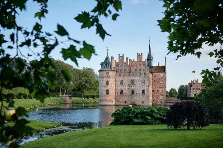 Egeskov har åbent 340 dage om året, beskæftiger i højsæsonen over 140 medarbejdere og afvikler b.la også Heartland festival.