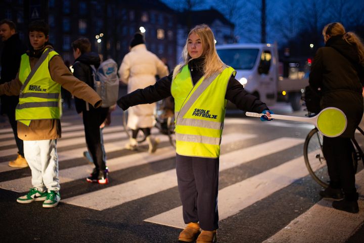 Skolepatruljen er på pletten på Istedgade, så børn og voksne kan komme sikkert over vejen.