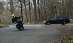 En neonfarvet motorcykelhjelm hjælper andre trafikanter til at se motorcyklisten.