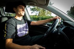 Cirka hver 3. ung har prøvet op til flere gange at køre flere i bilen, end der er seler til inden for det sidste år. Rådet for Sikker Trafik og GF Fonden vil ændre det ved at lade tusindvis af unge møde trafikskadede personer.