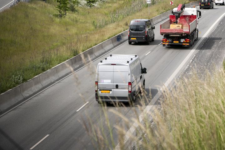 Blandt varebilschaufførerne er det 34 procent, som meget ofte, ofte eller en gang imellem kører 90km/t eller mere på veje, hvor hastighedsgrænsen er 80km/t. Det er signifikant højere end blandt bilisterne, hvor 15 procent gør det.