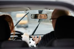 17-årige bilister må snart køre uden ledsager i dagtimerne. Rådet for Sikker Trafik opfordrer forældre til stadig at køre med.
