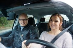 17-årige bilister må snart køre uden ledsager i dagtimerne. Rådet for Sikker Trafik opfordrer forældrene til stadig at køre med