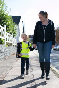 Når man går med sit barn i trafikken, kan det være en god ide at tale om trafikken, og hvad man skal holde øje med
