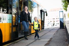 Skal barnet med bus for at komme i skole, så tag turen sammen inden skolestart og tal fx om, hvad man skal holde øje med, når man står af bussen
