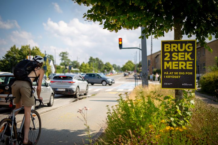 I kampagnen Brug 2 sek. opfordres bilister og cyklister til at kigge sig lidt bedre for i kryds.