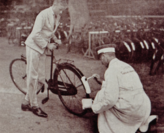 Større Færdselssikkerheds første aktion den 8. september 1935 var at male cyklernes bagskærme hvide for at beskytte cyklister mod påkørsel bagfra i mørke