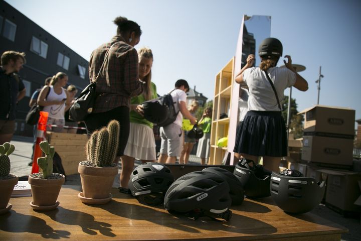 Kampagnen Hjelm to go skal få flere unge til at bruge cykelhjelm. Ved at møde op på uddannelserne med en pop up shop nedbryder Rådet for Sikker Trafik, Abus og Fri Bike Shop de barrierer, som de unge oplever ift. at anskaffe sig en hjelm.