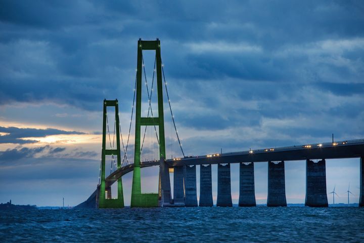 I anledningen af FN's dag for trafikofre den 3. søndag i november oplyses Storebæltsbroen i Rådet for Sikker Trafiks grønne farve.