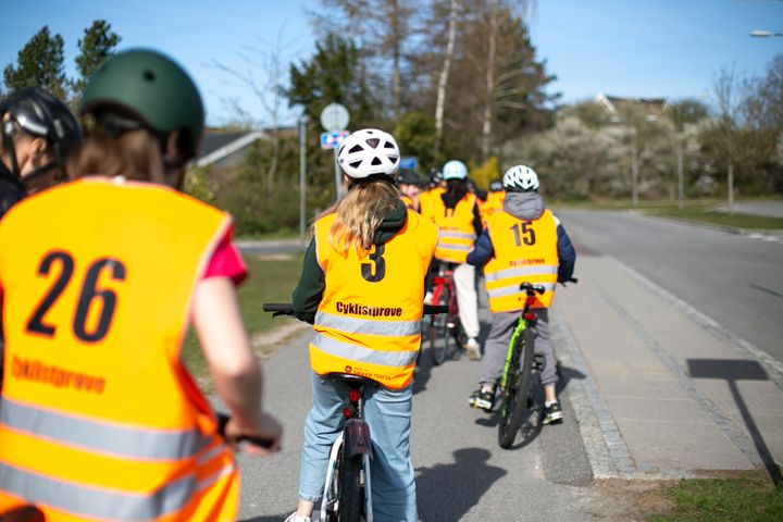 Foto af børn, der er til cyklistprøve på en skole. Det er ikke alle elever, der får færdselsundervisning fx i at cykle sikkert i trafikken, som de har krav på at få, viser ny undersøgelse fra Rådet for Sikker Trafik.