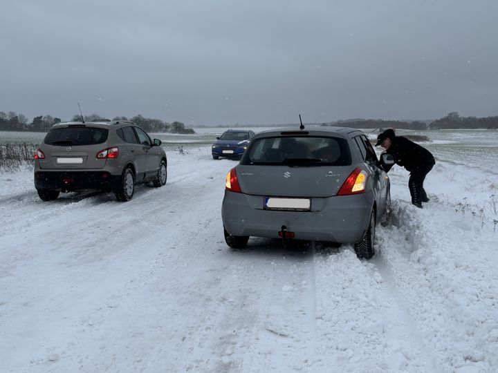 Sidder bilen fast i en snedrive, er en sneskovl, varmt tøj og en opladt mobiltelefon nogle af de ting, du skal have i bilen.