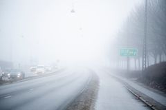 Sænk farten når det er tåget, og få styr på tågelygterne, før du kører, lyder anbefalingerne fra Rådet for Sikker Trafik