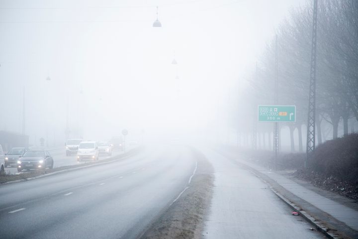 Sænk farten når det er tåget, og få styr på tågelygterne, før du kører, lyder anbefalingerne fra Rådet for Sikker Trafik