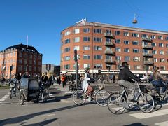Brugen af cykelhjelm er historisk høj, viser nye tal fra Rådet for Sikker Trafik. En ny kampagne skal få endnu flere til at tage hjelmen på