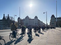 Tæt på 55 % af cyklisterne i byerne kører nu med hjelm, viser nye tal fra Rådet for Sikker Trafik, der netop har lanceret en ny kampagne, der skal få endnu flere til at tage cykelhjelmen på