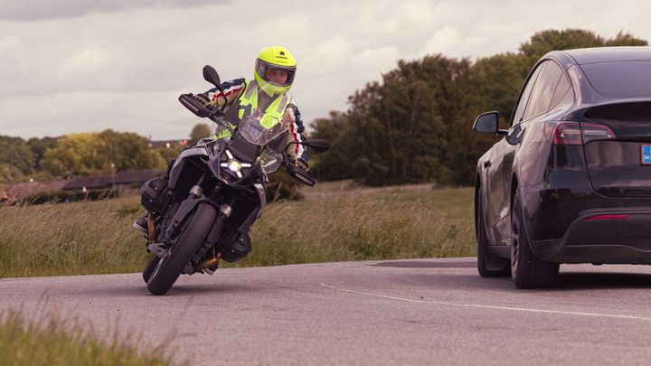 Motorcyklist med korrekt sikkerhedsudstyr.