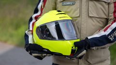 Neonfarvede hjelme øger synligheden på motorcyklisten og kan være med til at forebygge ulykker.