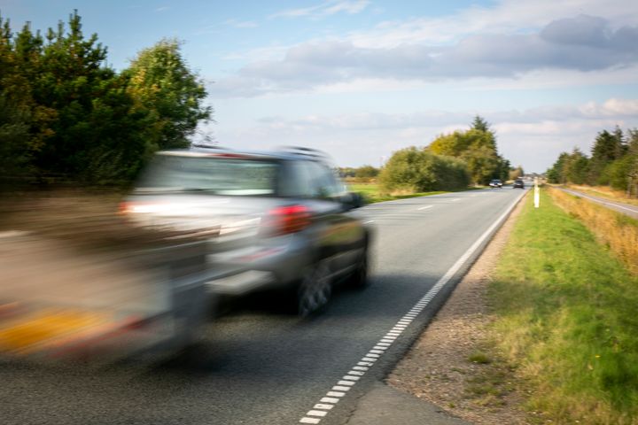 Hver 5. bilist har sænket farten på vejene inden for det seneste år. Det er der flere forklaringer på, viser en ny undersøgelse fra Rådet for Sikker Trafik.