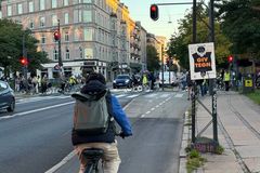 Cyklister opfordres bl.a. til at give tegn, når de stopper eller drejer, så andre trafikanter kan se - og nå at bremse eller undvige - hvis man pludselig stopper op eller drejer