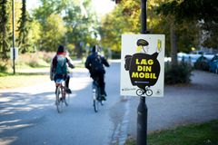 Aktuel kampagne fra Rådet for Sikker Trafik og 33 kommuner minder bl.a. cyklisterne om at lægge mobilen væk, når de cykler i trafikken