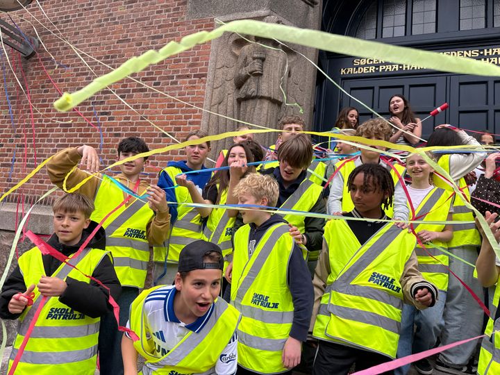 Skolepatruljen på Øster Farimagsgades Skole i København blev i dag kåret som Årets Skolepatrulje af Rådet for Sikker Trafik og LB Foreningen. Eleverne blev fejret med en surprisefest og hyldesttur gennem København