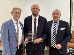 Trafiksikkerhedsprisen blev overrakt af Professor Walter Eichendorf (til venstre), præsident for ETSC, og Antonio Avenoso (til højre), Executive Director i ETSC, til Jakob Bøving Arendt (i midten), adm. direktør i Rådet for Sikker Trafik, som modtog prisen på vegne af Danmark