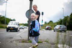 Hvis flere forældre går eller cykler med deres barn til skole, får barnet vigtig viden om at færdes sikkert i trafikken - og der bliver mindre trafikkaos ved skolerne