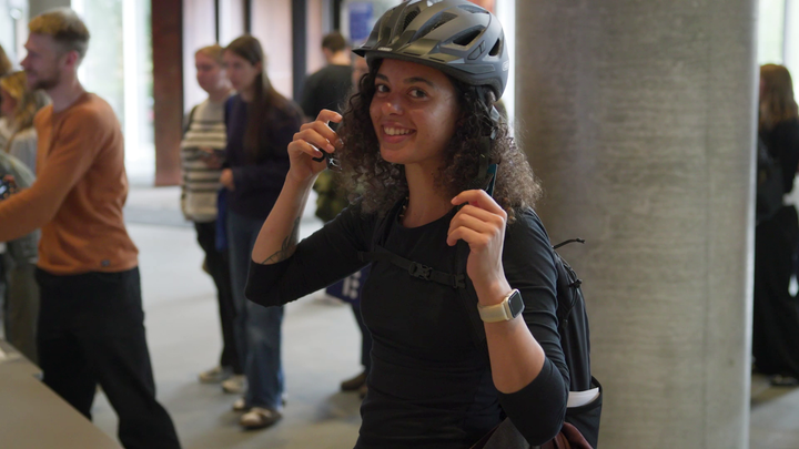 Studerende nedprioriterer ofte at købe cykelhjelm på SU-budgettet. Det skal indsatsen Hjelm to Go hjælpe på, hvor de unge kan købe en cykelhjelm til reduceret pris.