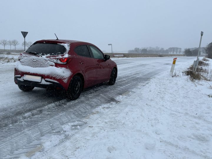 Viser vintervejret sig fra sin hvide side, så skal der helårs- eller vinterdæk på bilen, hvis du vil køre ud. Følg altid myndighedernes anbefalinger.