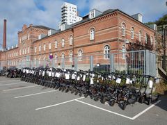 Rækken af konfiskerede el-løbehjul er lang hos Østjyllands Politi. Flere politikredse og skoler melder om udfordringer med børn og unge på ulovlige el-løbehjul i trafikken