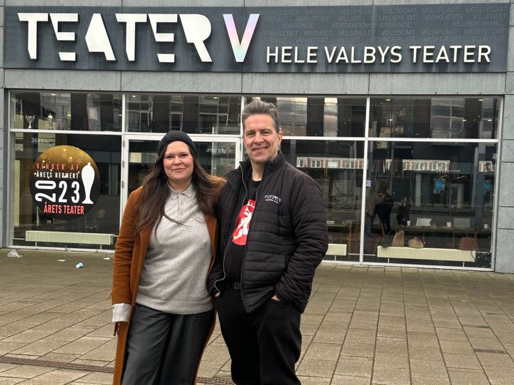 Nanna Tüchsen (tv) sammen med teaterdirektør Pelle Koppel (th) foran Teater V