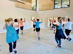 Zumba i Plushusene multisal i fælleshus