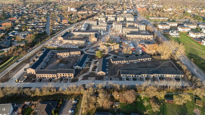 Dronefoto dec. 2024 fra Plushusene i Ølstykke som er det 7. bofællesskab i porteføljen.