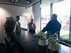 Peter Christensen fra Esport Danmark (TV), Jørgen HK Jepsen fra Esport Danmark (M) og Morten Høj Jensen fra Legendary Gaming Group (TH) oppe i Legendary Arena's lounge med udsigt over stadion