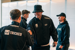 NICKLAS BENDTNER HILSER PÅ LEAKZ FRA TRICKED ESPORT IMENS VALDE OG PETER ANKERSEN HILSER PÅ HINANDEN I BAGGRUNDEN