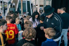 Nicklas Bendtner skriver autografer til fans til Copenhagen Gaming Week 2025