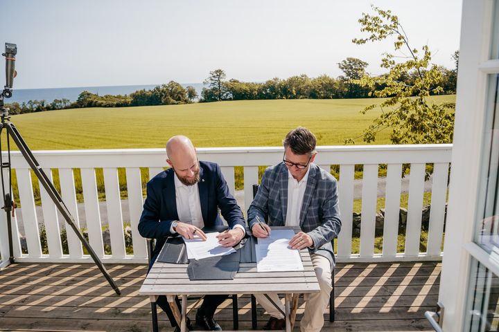 Billede af Minister for samfundssikkerhed og beredskab Torsten Schack Pedersen og Sveriges minister for civilt forsvar Carl-Oskar Bohlin