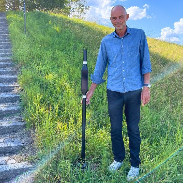 ”Traditionel belysning er dyr at etablere. Med vores løsning kan kommunerne få billigere, mere fleksibel og bæredygtig belysning, der øger trygheden i hverdagen,” siger Jørgen Kejlberg, CEO i Nordic Firefly.
