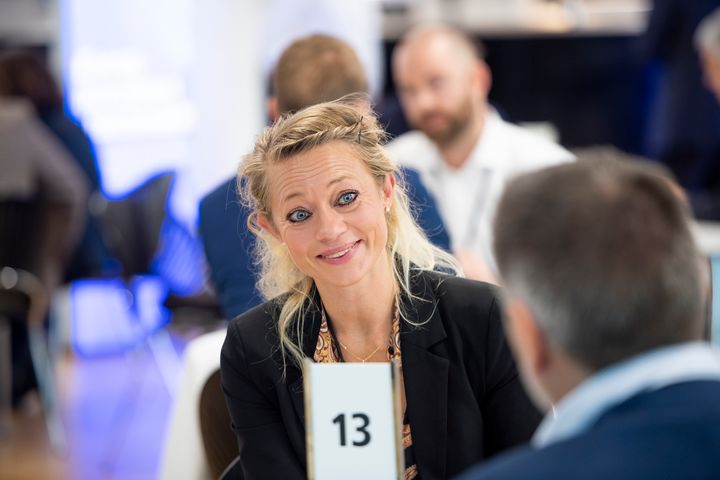 Jeg møder rigtig mange medlemmer, og særligt møderne med de mindre virksomheder, der har masser af idéer og lyst til at komme i gang, er fascinerende. Her er et kæmpe potentiale, siger Pernille Jensen, medlemsansvarlig i Energy Cluster Denmark.