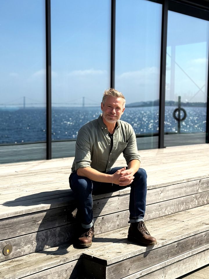 ”I HeatSync projektet har vi sammen med forsyningsselskaber og teknologipartnere skabt en fælles forståelse af, hvad data er, og hvordan det kan anvendes på tværs af sektoren. Vi er stolte af, at det arbejde nu er blevet til konkrete anbefalinger om en mere ensartet og effektiv brug af varmedata” siger Søren Skov Jakobsen, CEO i Center Denmark.