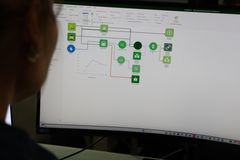 ”Vi bygger en digital tvilling af virksomhedens energisystem og lægger scenarier ovenpå: Hvad sker der, hvis vi kobler på fjernvarmen, reducerer gasforbruget eller tilføjer sol og elkedel? Det gør det langt nemmere at vise, hvor både økonomi og CO₂ kan forbedres. Også set i et ESG-perspektiv,” siger Linn Laurberg Jensen.