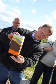 Projektleder Mads Sylvest Eegholm fra Green Therma demonstrerer, hvordan teknologien udnytter varmen fra jordens indre til at opvarme vand i et lukket kredsløb.