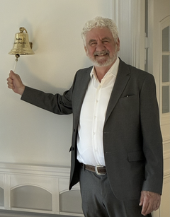 Jørgen Peter Rasmussen, CEO og stifter af Green Therma., der ringer på klokken for at fejre, at vi fik geotermitilladelsen.