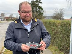 Boksen og sensorerne samler data om temperatur og flow i fjernvarmen. Her Allan Agerkrantz, Business Development Manager i Broen - en af partnerne i projektet.