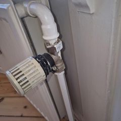 CxT anbefalede også, at alle radiatorventilerne skulle forindstilles til de beregnede værdier, hvorefter der skulle monteres nye termostatfølere.