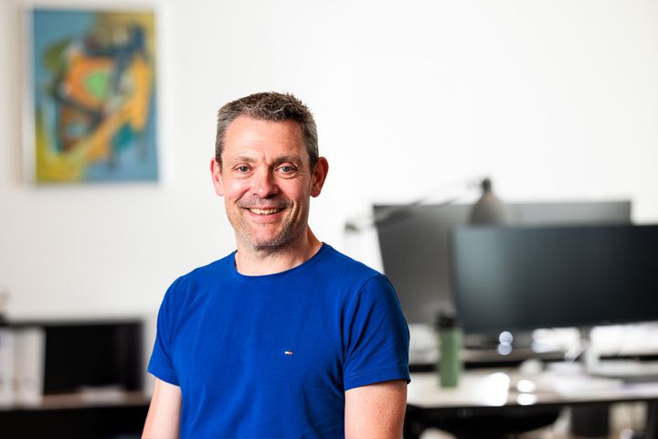 René Hansgaard har gennem en årrække har arbejdet med VVS- og energitekniske løsninger. Han er uddannet VVS- og energimontør og har videreuddannet sig inden for energiteknologi og teamcoaching.