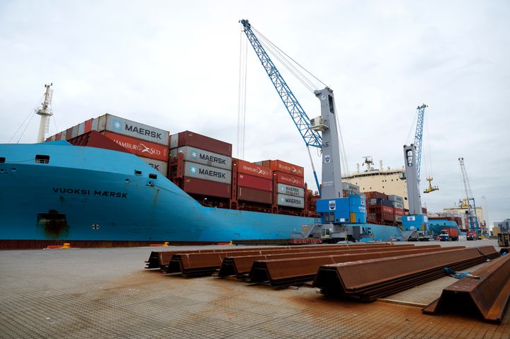 Containeroperation på Kalundborg Havn.