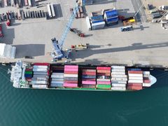 Containerskib fyldt med containere inden afsejling.