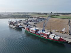 To containeroperationer på Ny Vesthavn ved APM Terminals Kalundborg.
